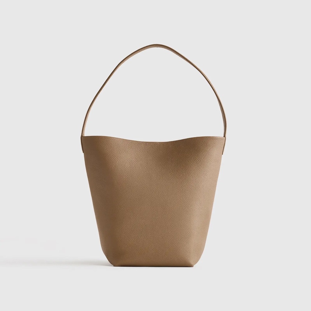Quince bucket bag in warm taupe color